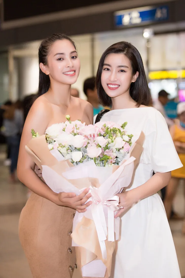 Hoa hậu Mỹ Linh ra sân bay đón Tiểu Vy trở về từ Miss World 2018 - Ảnh 2. Hoa hậu Mỹ Linh ra sân bay đón Tiểu Vy trở về từ Miss World 2018 - Ảnh 2.