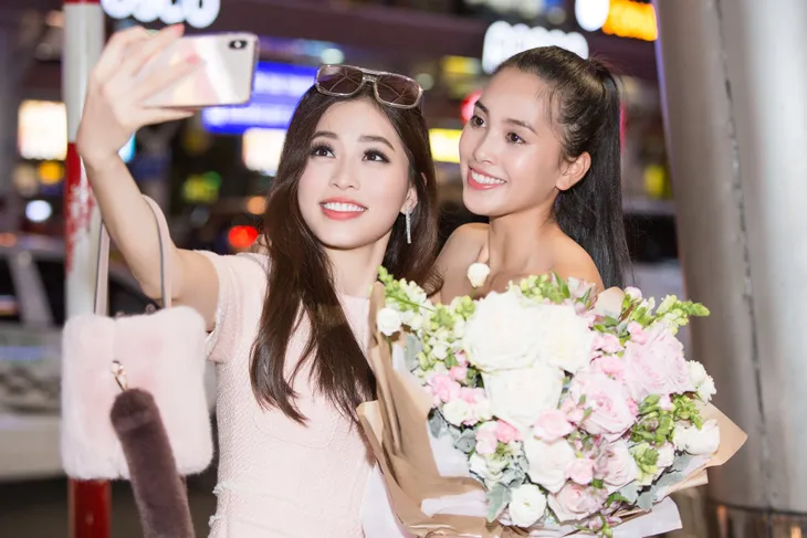 Hoa hậu Mỹ Linh ra sân bay đón Tiểu Vy trở về từ Miss World 2018 - Ảnh 4. Hoa hậu Mỹ Linh ra sân bay đón Tiểu Vy trở về từ Miss World 2018 - Ảnh 4.