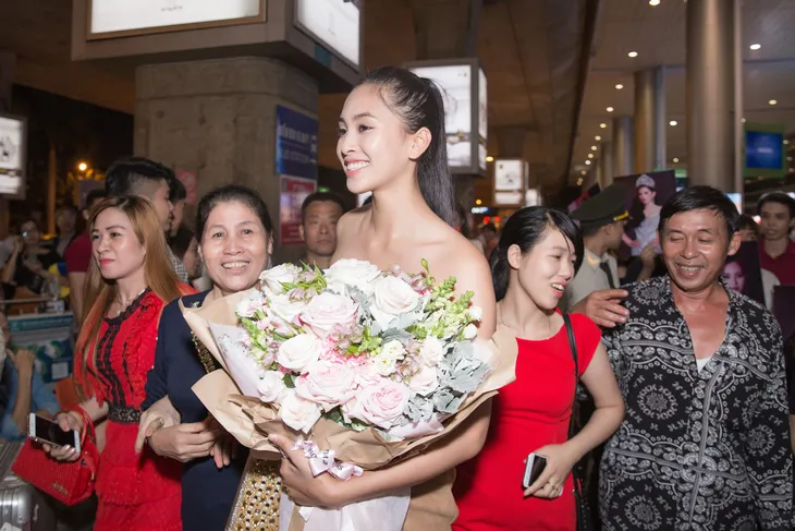 Hoa hậu Mỹ Linh ra sân bay đón Tiểu Vy trở về từ Miss World 2018 - Ảnh 7. Hoa hậu Mỹ Linh ra sân bay đón Tiểu Vy trở về từ Miss World 2018 - Ảnh 7.