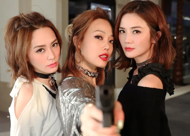 Nhận quà cưới, Chung Hân Đồng rơi nước mắt - Ảnh 1. Nhận quà cưới, Chung Hân Đồng rơi nước mắt - Ảnh 1.