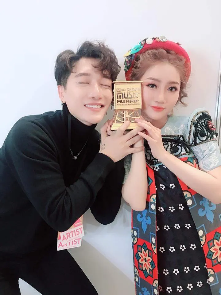 Chủ nhân hit Người lạ ơi nhận cúp MAMA - Ảnh 3. Chủ nhân hit Người lạ ơi nhận cúp MAMA - Ảnh 3.