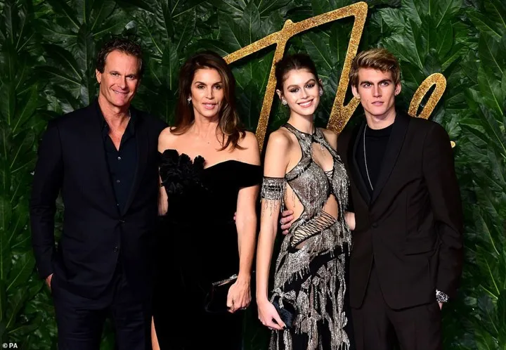 Con gái Cindy Crawford trở thành gương mặt người mẫu của năm 2018 - Ảnh 5. Con gái Cindy Crawford trở thành gương mặt người mẫu của năm 2018 - Ảnh 5.