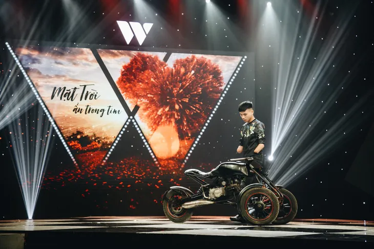 WeChoice tháng 12: Chàng sinh viên không tay bán vòng hoa giấy bên hồ Hoàn Kiếm - Ảnh 5. WeChoice tháng 12: Chàng sinh viên không tay bán vòng hoa giấy bên hồ Hoàn Kiếm - Ảnh 5.
