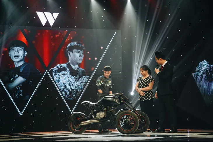 WeChoice tháng 12: Chàng sinh viên không tay bán vòng hoa giấy bên hồ Hoàn Kiếm - Ảnh 6. WeChoice tháng 12: Chàng sinh viên không tay bán vòng hoa giấy bên hồ Hoàn Kiếm - Ảnh 6.