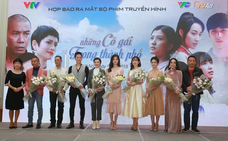 Những cô gái trong thành phố: Muôn vàn cạm bẫy, cám dỗ bủa vây 4 cô gái nông thôn lên thành phố lập nghiệp - Ảnh 1. Những cô gái trong thành phố: Muôn vàn cạm bẫy, cám dỗ bủa vây 4 cô gái nông thôn lên thành phố lập nghiệp - Ảnh 1.