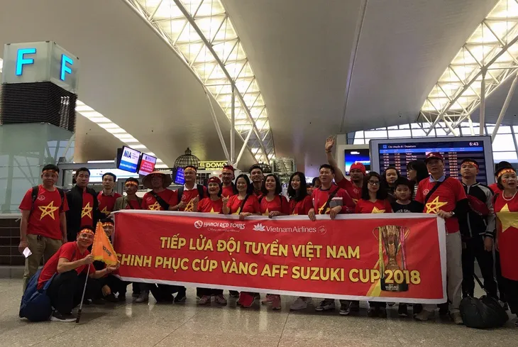 CĐV ùn ùn sang Malaysia cổ vũ ĐT Việt Nam trong thời tiết mưa rét - Ảnh 2. CĐV ùn ùn sang Malaysia cổ vũ ĐT Việt Nam trong thời tiết mưa rét - Ảnh 2.