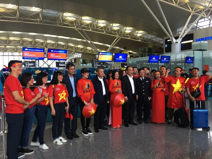 CĐV ùn ùn sang Malaysia cổ vũ ĐT Việt Nam trong thời tiết mưa rét - Ảnh 4. CĐV ùn ùn sang Malaysia cổ vũ ĐT Việt Nam trong thời tiết mưa rét - Ảnh 4.