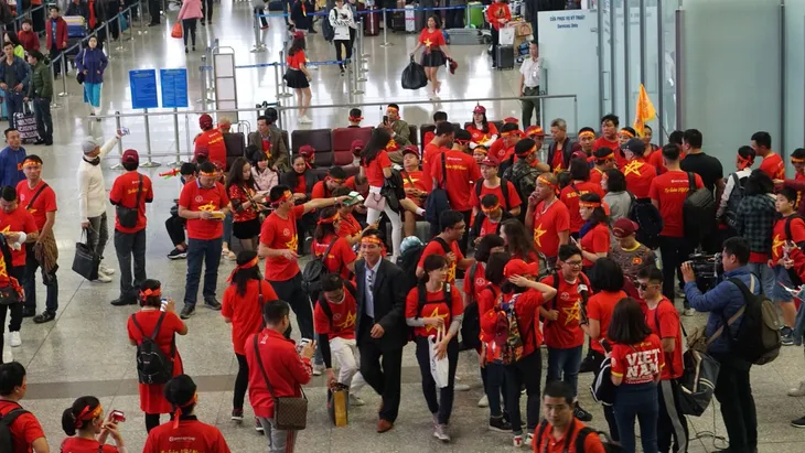CĐV ùn ùn sang Malaysia cổ vũ ĐT Việt Nam trong thời tiết mưa rét - Ảnh 1. CĐV ùn ùn sang Malaysia cổ vũ ĐT Việt Nam trong thời tiết mưa rét - Ảnh 1.