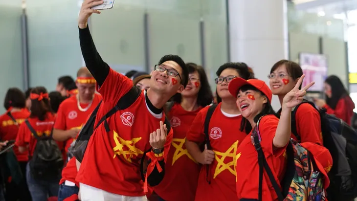 CĐV ùn ùn sang Malaysia cổ vũ ĐT Việt Nam trong thời tiết mưa rét - Ảnh 3. CĐV ùn ùn sang Malaysia cổ vũ ĐT Việt Nam trong thời tiết mưa rét - Ảnh 3.