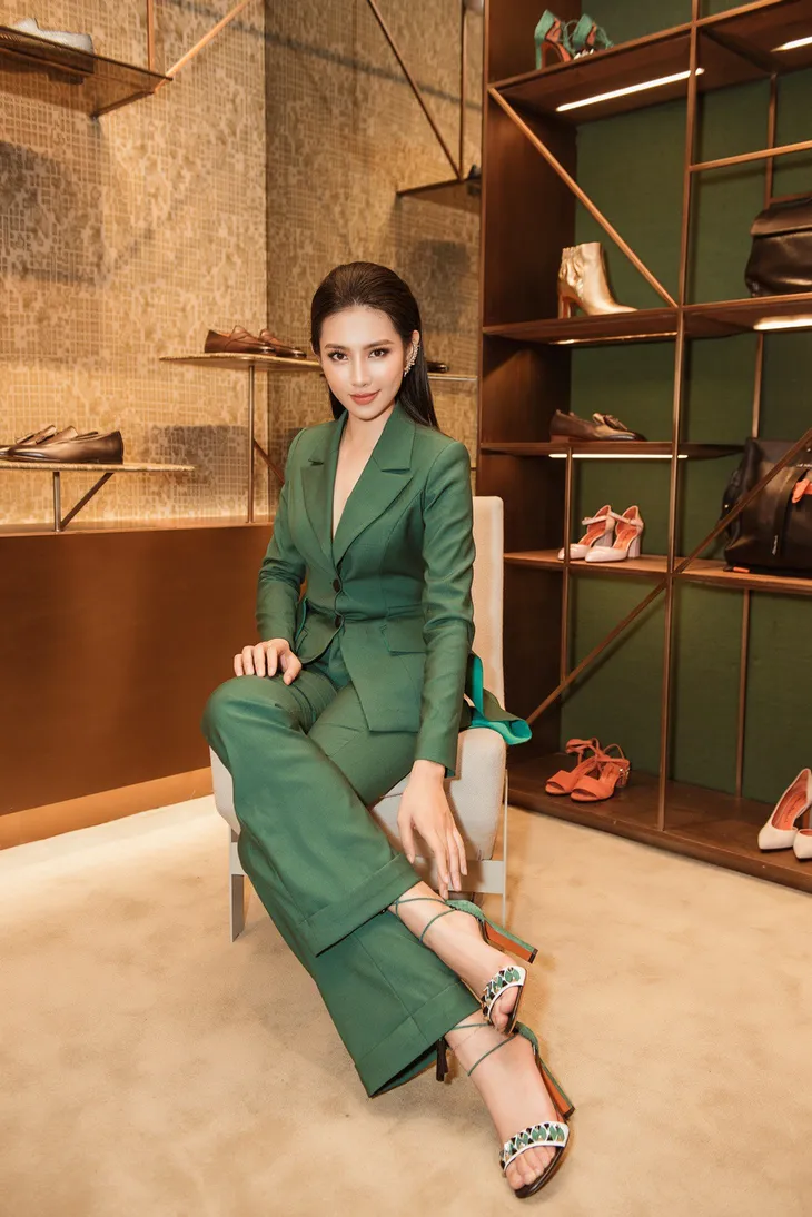 Người đẹp nhân ái Thùy Tiên khoe vẻ thời thượng với bộ suit xanh lá - Ảnh 6.