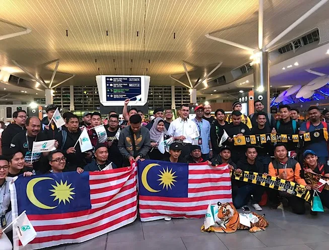 CĐV Malaysia đổ bộ đến Hà Nội trước trận chung kết lượt về AFF Cup - Ảnh 1. CĐV Malaysia đổ bộ đến Hà Nội trước trận chung kết lượt về AFF Cup - Ảnh 1.