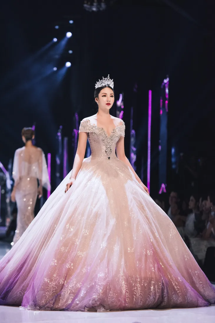 Hoa hậu Tiểu Vy - Đỗ Mỹ Linh giống nhau đến ngỡ ngàng - Ảnh 9. Hoa hậu Tiểu Vy - Đỗ Mỹ Linh giống nhau đến ngỡ ngàng - Ảnh 9.
