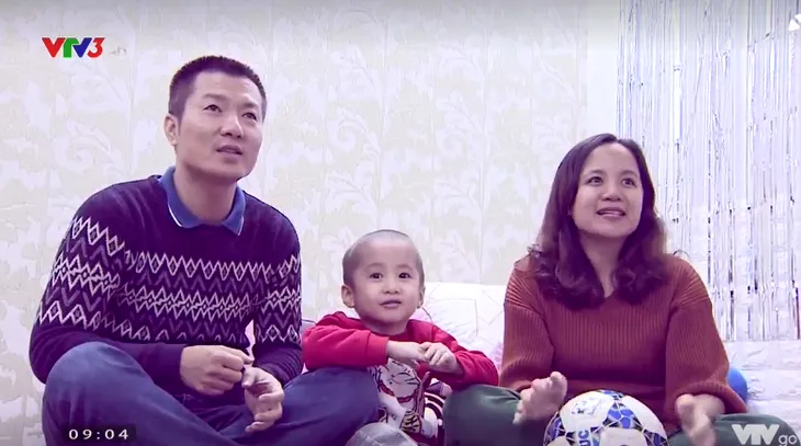 Trước giờ ra sân, các cầu thủ Việt Nam mang điều ước đến cho cậu bé 4 tuổi bị u não - Ảnh 3. Trước giờ ra sân, các cầu thủ Việt Nam mang điều ước đến cho cậu bé 4 tuổi bị u não - Ảnh 3.