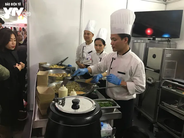Choáng ngợp không gian châu Âu trên phố đi bộ Hà Nội - Ảnh 7. Choáng ngợp không gian châu Âu trên phố đi bộ Hà Nội - Ảnh 7.