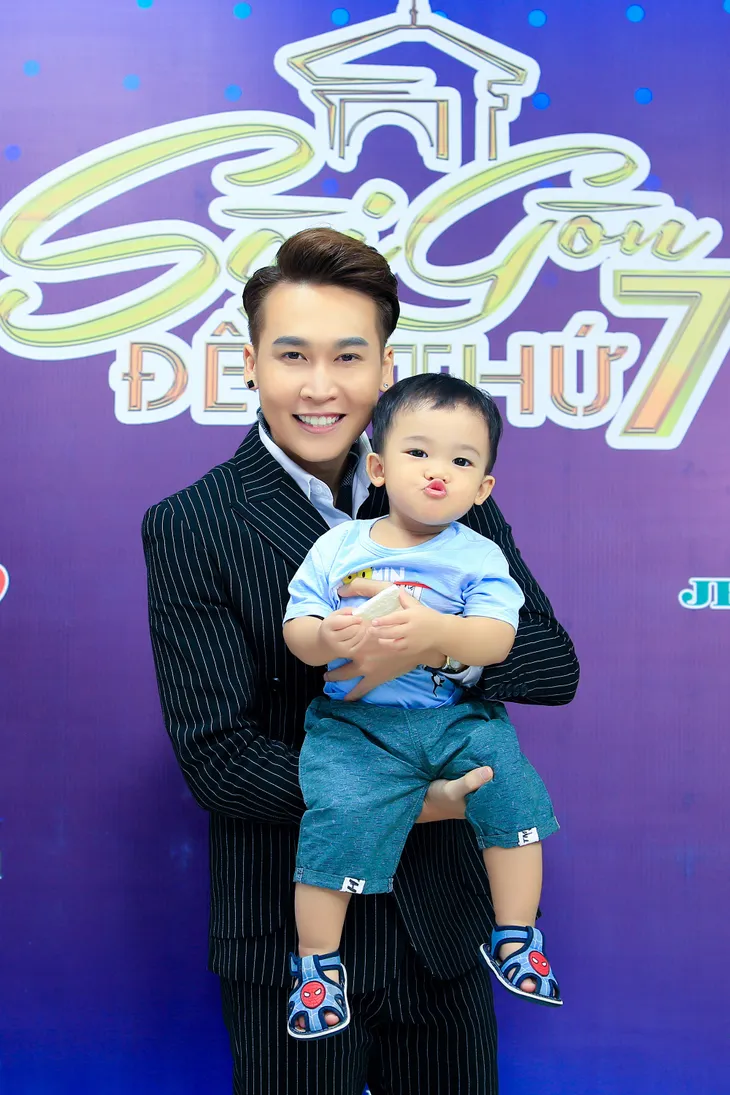 Vợ chồng ca sĩ Thu Trang – Trần Vũ khoe con trai kháu khỉnh ở Sài Gòn đêm thứ 7 - Ảnh 2. Vợ chồng ca sĩ Thu Trang – Trần Vũ khoe con trai kháu khỉnh ở Sài Gòn đêm thứ 7 - Ảnh 2.