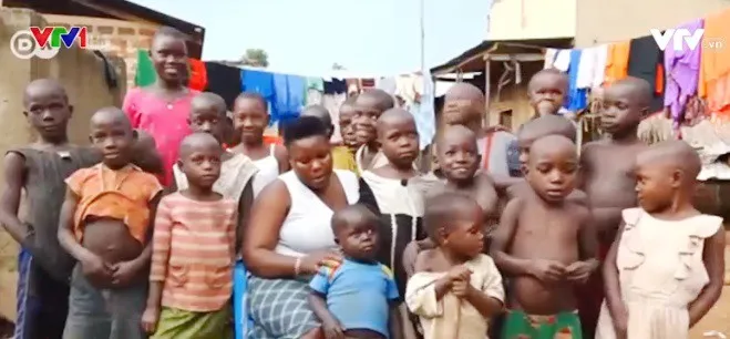 Người mẹ của 44 người con ở Uganda - Ảnh 1. Người mẹ của 44 người con ở Uganda - Ảnh 1.