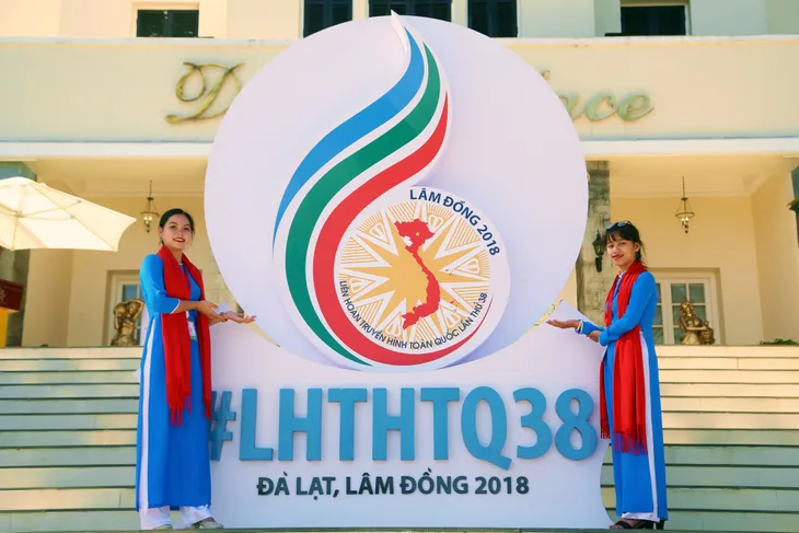 Dàn tình nguyện viên LHTHTQ 38 nổi bật trong trang phục áo dài - Ảnh 7. Dàn tình nguyện viên LHTHTQ 38 nổi bật trong trang phục áo dài - Ảnh 7.
