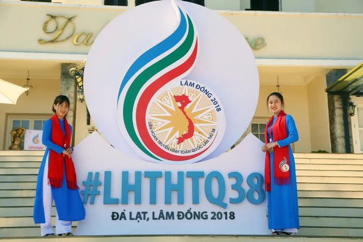 Dàn tình nguyện viên LHTHTQ 38 nổi bật trong trang phục áo dài - Ảnh 5. Dàn tình nguyện viên LHTHTQ 38 nổi bật trong trang phục áo dài - Ảnh 5.