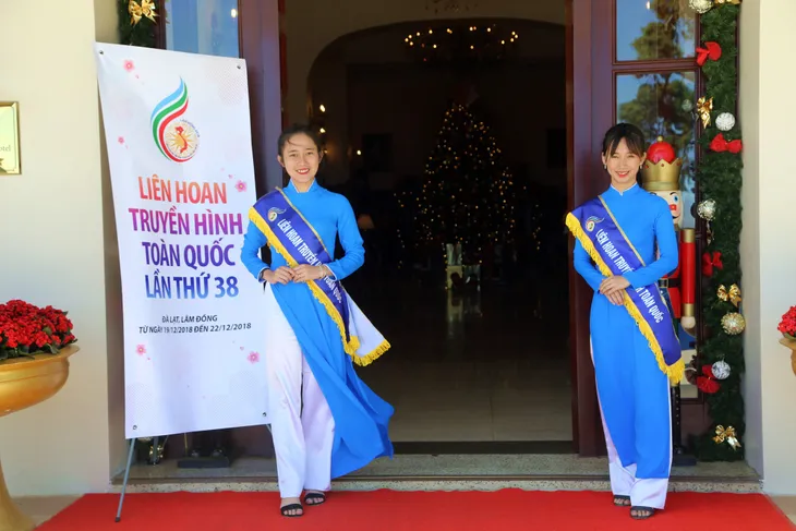 Dàn tình nguyện viên LHTHTQ 38 nổi bật trong trang phục áo dài - Ảnh 3. Dàn tình nguyện viên LHTHTQ 38 nổi bật trong trang phục áo dài - Ảnh 3.