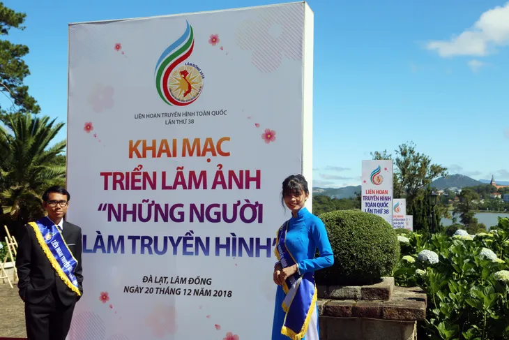Dàn tình nguyện viên LHTHTQ 38 nổi bật trong trang phục áo dài - Ảnh 2. Dàn tình nguyện viên LHTHTQ 38 nổi bật trong trang phục áo dài - Ảnh 2.