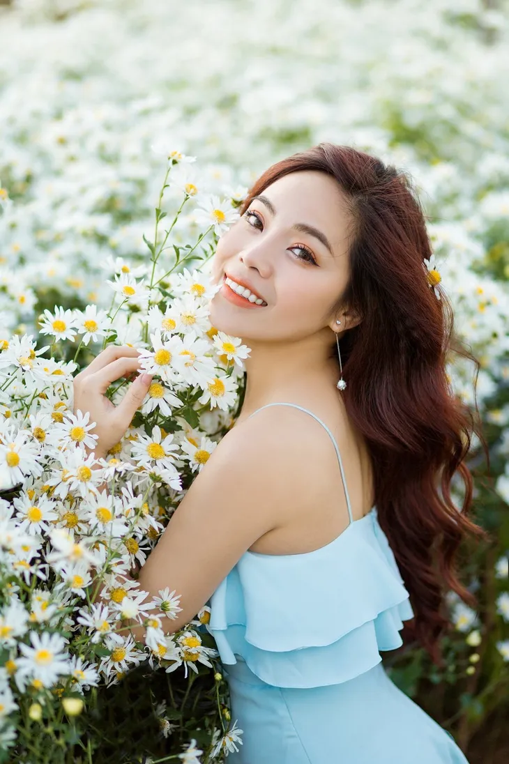 Mai Diệu Ly khoe nhan sắc xuân thì rực rỡ bên cúc họa mi - Ảnh 1. Mai Diệu Ly khoe nhan sắc xuân thì rực rỡ bên cúc họa mi - Ảnh 1.