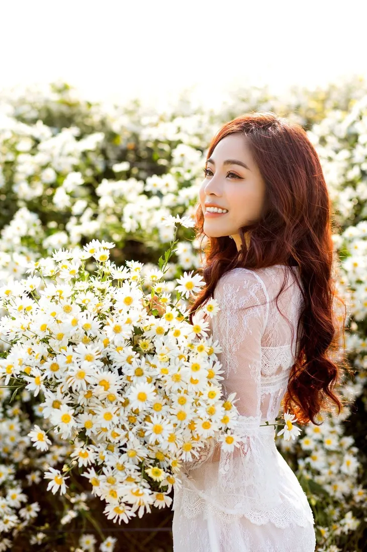 Mai Diệu Ly khoe nhan sắc xuân thì rực rỡ bên cúc họa mi - Ảnh 2. Mai Diệu Ly khoe nhan sắc xuân thì rực rỡ bên cúc họa mi - Ảnh 2.