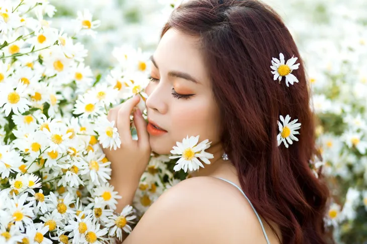 Mai Diệu Ly khoe nhan sắc xuân thì rực rỡ bên cúc họa mi - Ảnh 3. Mai Diệu Ly khoe nhan sắc xuân thì rực rỡ bên cúc họa mi - Ảnh 3.
