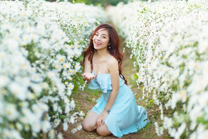 Mai Diệu Ly khoe nhan sắc xuân thì rực rỡ bên cúc họa mi - Ảnh 4. Mai Diệu Ly khoe nhan sắc xuân thì rực rỡ bên cúc họa mi - Ảnh 4.