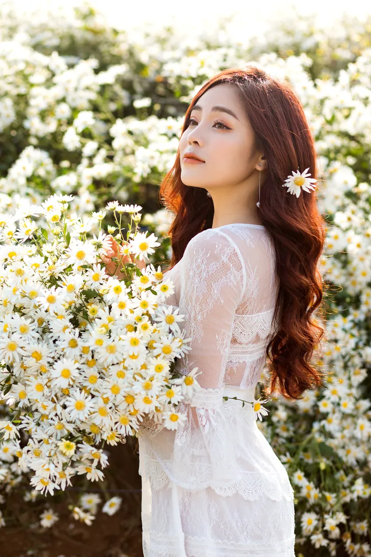 Mai Diệu Ly khoe nhan sắc xuân thì rực rỡ bên cúc họa mi - Ảnh 5. Mai Diệu Ly khoe nhan sắc xuân thì rực rỡ bên cúc họa mi - Ảnh 5.