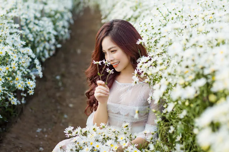 Mai Diệu Ly khoe nhan sắc xuân thì rực rỡ bên cúc họa mi - Ảnh 6. Mai Diệu Ly khoe nhan sắc xuân thì rực rỡ bên cúc họa mi - Ảnh 6.