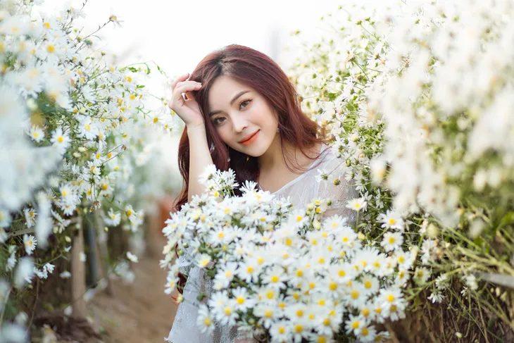 Mai Diệu Ly khoe nhan sắc xuân thì rực rỡ bên cúc họa mi - Ảnh 7. Mai Diệu Ly khoe nhan sắc xuân thì rực rỡ bên cúc họa mi - Ảnh 7.