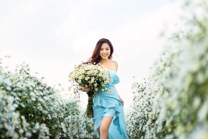 Mai Diệu Ly khoe nhan sắc xuân thì rực rỡ bên cúc họa mi - Ảnh 8. Mai Diệu Ly khoe nhan sắc xuân thì rực rỡ bên cúc họa mi - Ảnh 8.