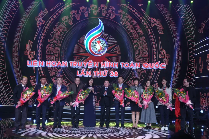9 trưởng Ban Giám khảo - Khai mạc LHTHTQ 38 9 trưởng Ban Giám khảo - Khai mạc LHTHTQ 38