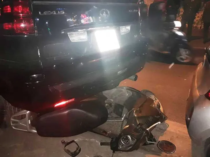 Hà Nội: Xe Lexus gây tai nạn liên hoàn, lái xe là phụ nữ - Ảnh 7. Hà Nội: Xe Lexus gây tai nạn liên hoàn, lái xe là phụ nữ - Ảnh 7.