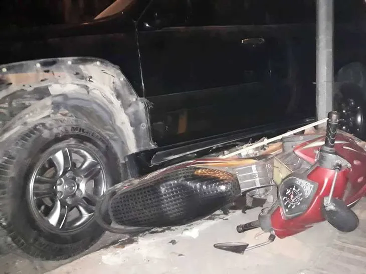 Hà Nội: Xe Lexus gây tai nạn liên hoàn, lái xe là phụ nữ - Ảnh 6. Hà Nội: Xe Lexus gây tai nạn liên hoàn, lái xe là phụ nữ - Ảnh 6.