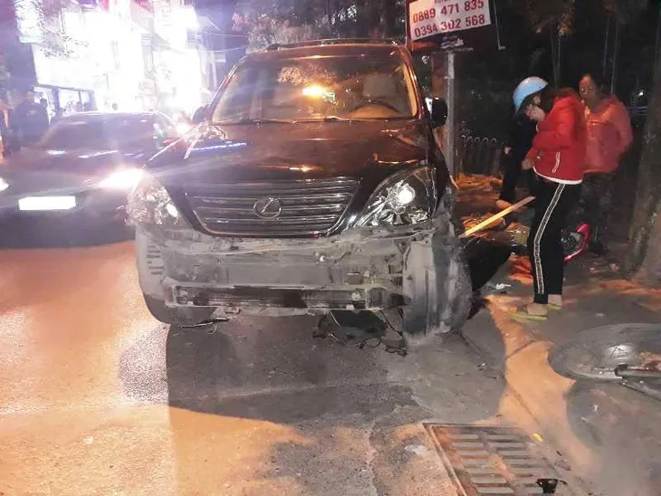 Hà Nội: Xe Lexus gây tai nạn liên hoàn, lái xe là phụ nữ - Ảnh 5. Hà Nội: Xe Lexus gây tai nạn liên hoàn, lái xe là phụ nữ - Ảnh 5.