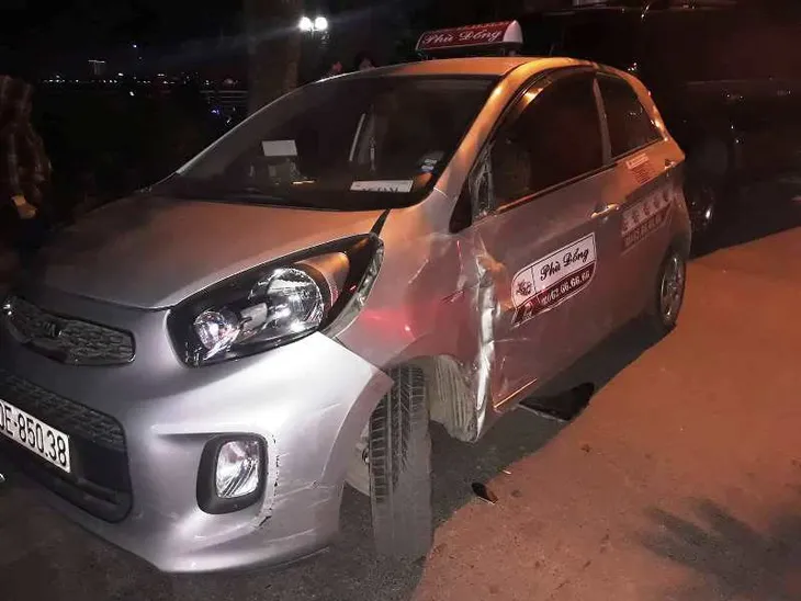 Hà Nội: Xe Lexus gây tai nạn liên hoàn, lái xe là phụ nữ - Ảnh 4. Hà Nội: Xe Lexus gây tai nạn liên hoàn, lái xe là phụ nữ - Ảnh 4.