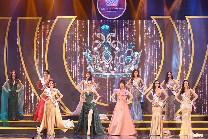 Chung kết Người mẫu Quý bà Việt Nam 2018: Vương miện thuộc về thí sinh 49 tuổi - Ảnh 3. Chung kết Người mẫu Quý bà Việt Nam 2018: Vương miện thuộc về thí sinh 49 tuổi - Ảnh 3.