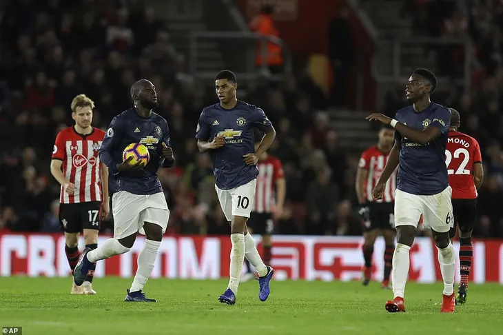 Bảng xếp hạng Ngoại hạng Anh sau vòng 14: Arsenal lọt top 4, Man Utd dậm chân ở hạng 7 - Ảnh 1. Bảng xếp hạng Ngoại hạng Anh sau vòng 14: Arsenal lọt top 4, Man Utd dậm chân ở hạng 7 - Ảnh 1.
