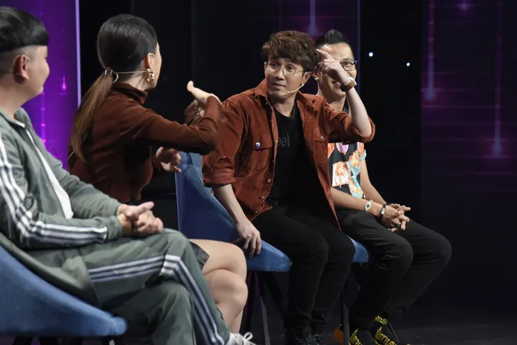 Đoán tuổi như ý: Vì có vợ, Hoàng Rapper không được cho ngồi cạnh Hoa hậu Hương Giang - Ảnh 2. Đoán tuổi như ý: Vì có vợ, Hoàng Rapper không được cho ngồi cạnh Hoa hậu Hương Giang - Ảnh 2.