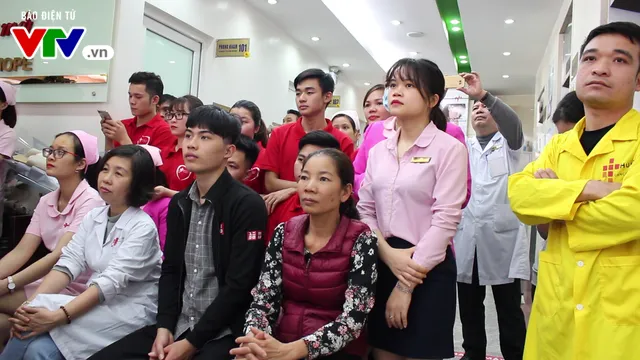 “Ru lại tình gần” - Mang âm nhạc đến với bệnh nhân ung thư - Ảnh 4. “Ru lại tình gần” - Mang âm nhạc đến với bệnh nhân ung thư - Ảnh 4.