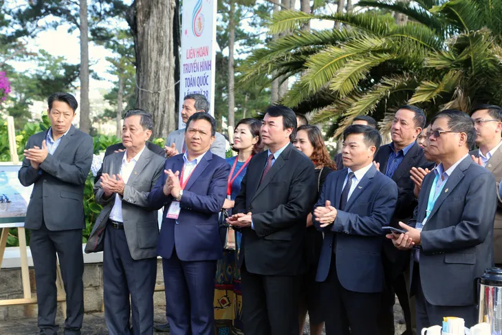 Khai mạc triển lãm ảnh “Những người làm truyền hình” tại LHTHTQ lần thứ 38 - Ảnh 2. Khai mạc triển lãm ảnh “Những người làm truyền hình” tại LHTHTQ lần thứ 38 - Ảnh 2.