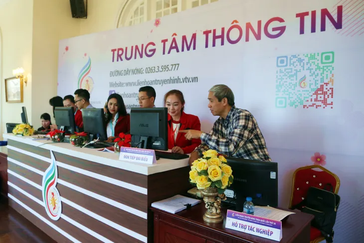 Trung tâm Thông tin - “Cầu nối” giữa Ban Tổ chức và các đại biểu tại Liên hoan Truyền hình toàn quốc - Ảnh 1. Trung tâm Thông tin - “Cầu nối” giữa Ban Tổ chức và các đại biểu tại Liên hoan Truyền hình toàn quốc - Ảnh 1.