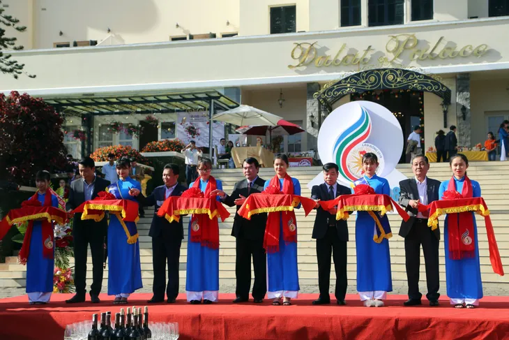 Khai mạc triển lãm ảnh “Những người làm truyền hình” tại LHTHTQ lần thứ 38 - Ảnh 3. Khai mạc triển lãm ảnh “Những người làm truyền hình” tại LHTHTQ lần thứ 38 - Ảnh 3.