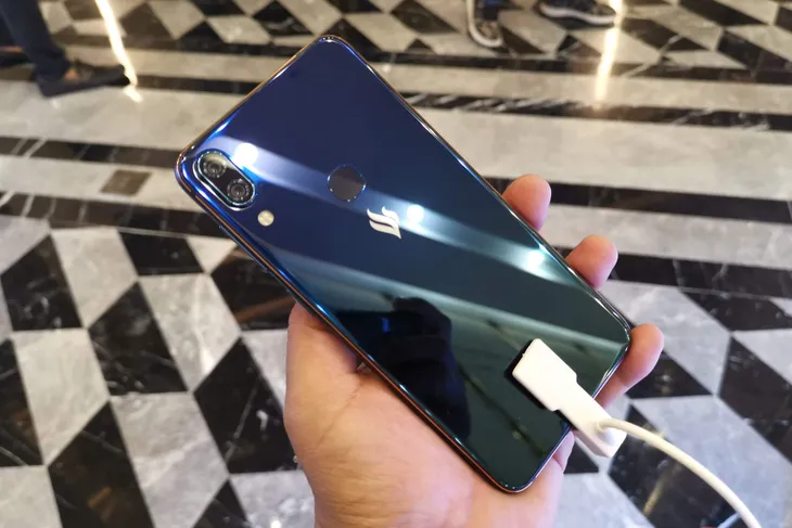 Những mẫu smartphone dành cho mùa Giáng sinh 2018 - Ảnh 5. Những mẫu smartphone dành cho mùa Giáng sinh 2018 - Ảnh 5.