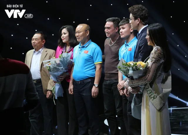 Quang Hải U23 Việt Nam, Hoa hậu Phương Khánh bị bủa vây trên trường quay Dấu ấn 2018 - Ảnh 3. Quang Hải U23 Việt Nam, Hoa hậu Phương Khánh bị bủa vây trên trường quay Dấu ấn 2018 - Ảnh 3.