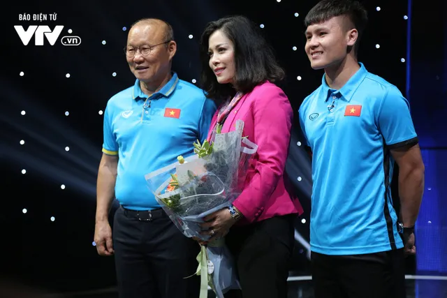 Quang Hải U23 Việt Nam, Hoa hậu Phương Khánh bị bủa vây trên trường quay Dấu ấn 2018 - Ảnh 2. Quang Hải U23 Việt Nam, Hoa hậu Phương Khánh bị bủa vây trên trường quay Dấu ấn 2018 - Ảnh 2.