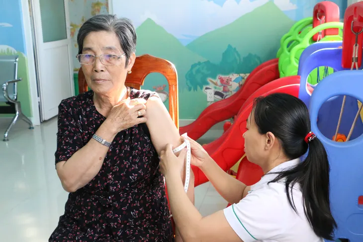 Khám sàng lọc sức khỏe miễn phí cho người cao tuổi tại Kon Tum - Ảnh 1.