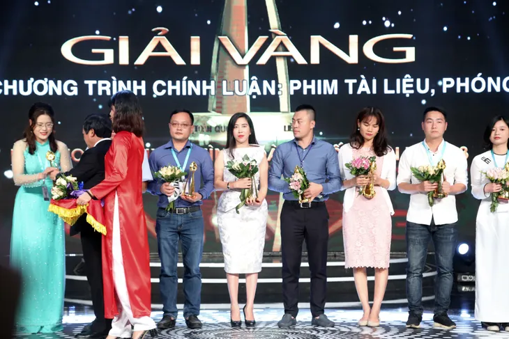Nữ phóng viên điều tra vụ bảo kê chợ Long Biên: Giải Vàng LHTHTQ 38 đã tiếp thêm ngọn lửa nghề - Ảnh 2. Nữ phóng viên điều tra vụ bảo kê chợ Long Biên: Giải Vàng LHTHTQ 38 đã tiếp thêm ngọn lửa nghề - Ảnh 2.