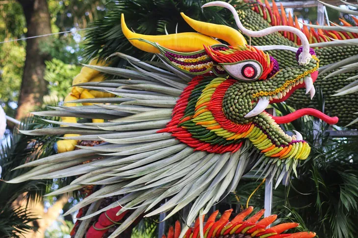 Mãn nhãn tác phẩm hình rồng “khổng lồ” được tạo từ 1,2 tấn hoa quả ở Hà Nội - Ảnh 2. Mãn nhãn tác phẩm hình rồng “khổng lồ” được tạo từ 1,2 tấn hoa quả ở Hà Nội - Ảnh 2.